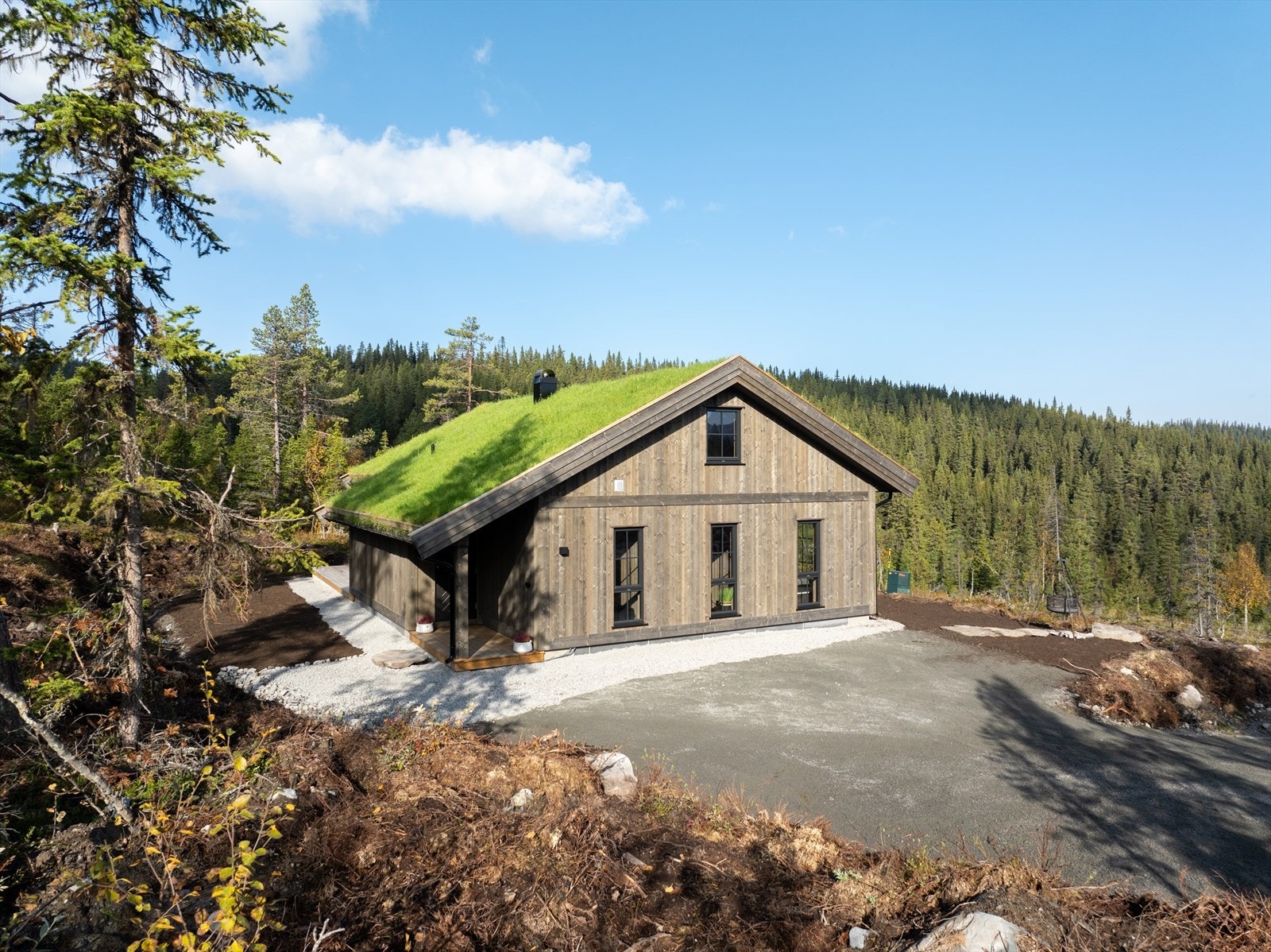 Tomten rundt hytta er pent opparbeidet Galleribilde