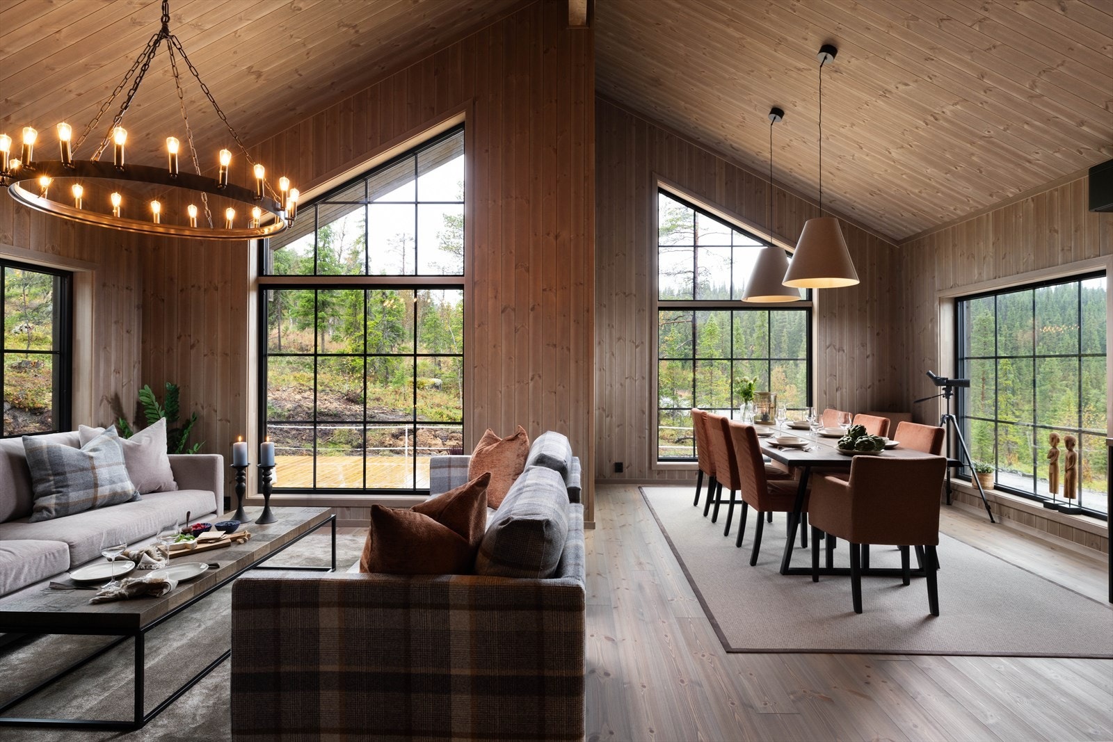 God takhøyde og store vindusflater gir en god og luftig romfølelse. Galleribilde