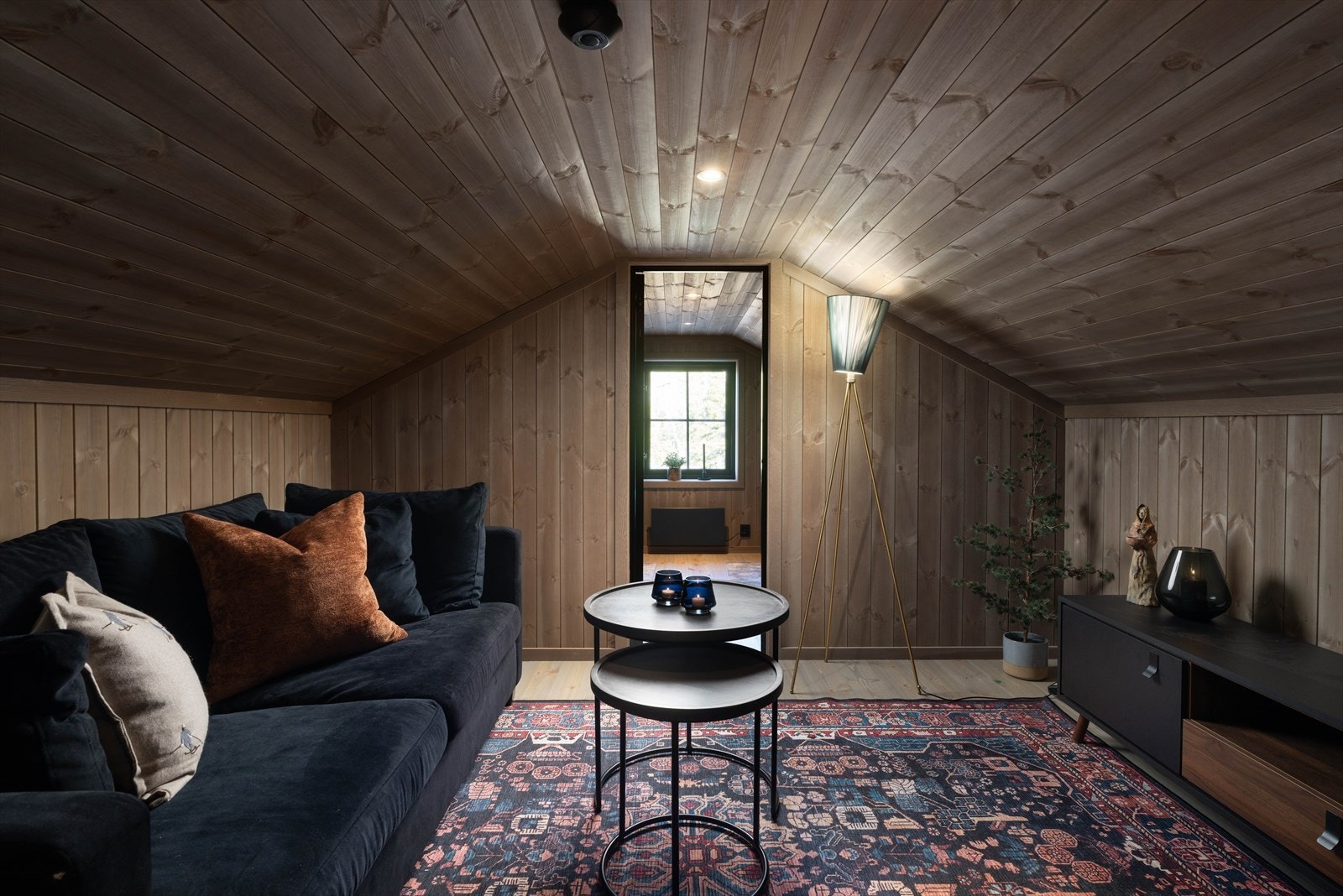 Koselig hemsrom, her er det også mulighet for hyttekontor. Interessenter bes merke seg at hemsrom i byggesak m kommunen ikke er søkt og godkjent brukt som soverom/rom for varig opphold, samt at takhøyden rett under 190 cm ikke regnes som målbart areal. Galleribilde