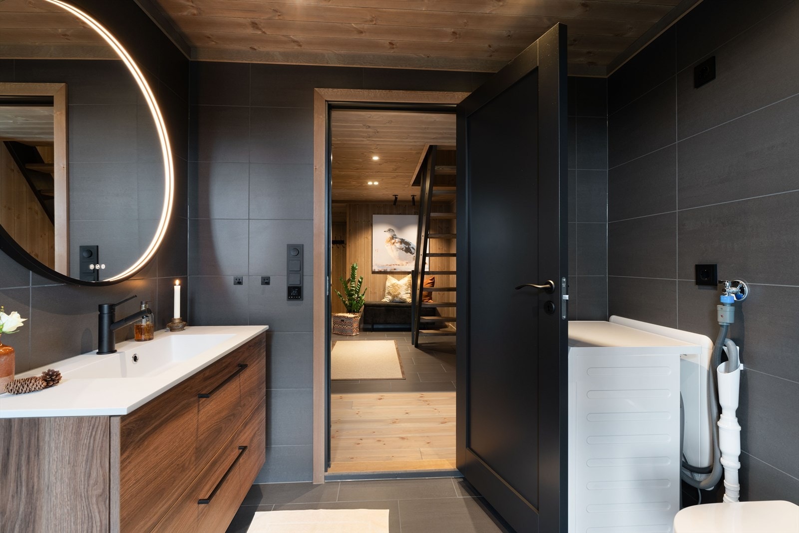 Innredning med servant og rundt speil over. Galleribilde