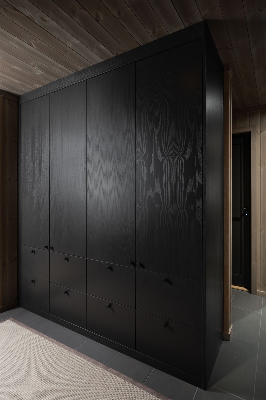 God plass til klær og utstyr i plassbygde skap i gangen. Galleribilde