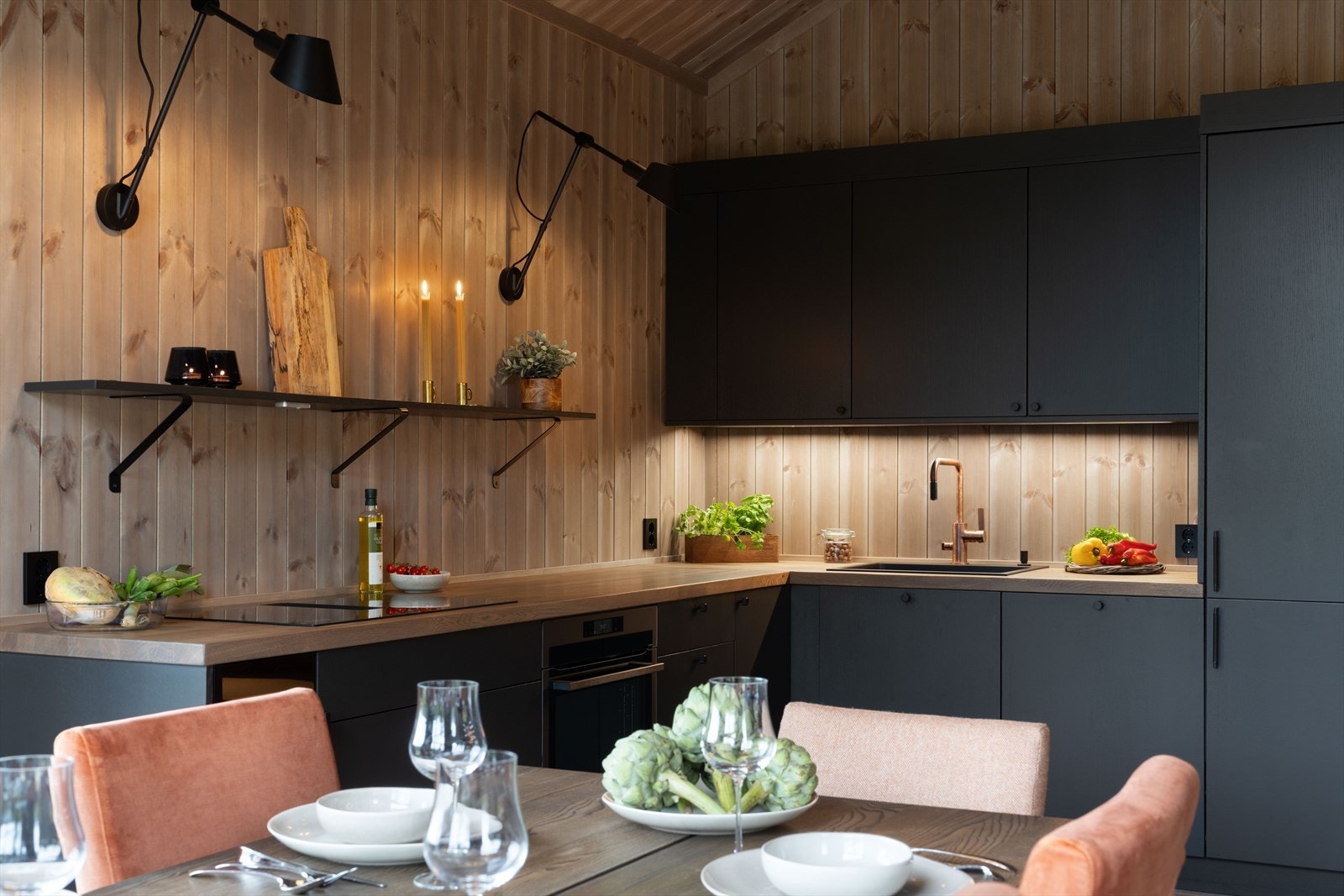 Lekkert heltre kjøkken fra Rodegård med heltre benkeplate. Galleribilde