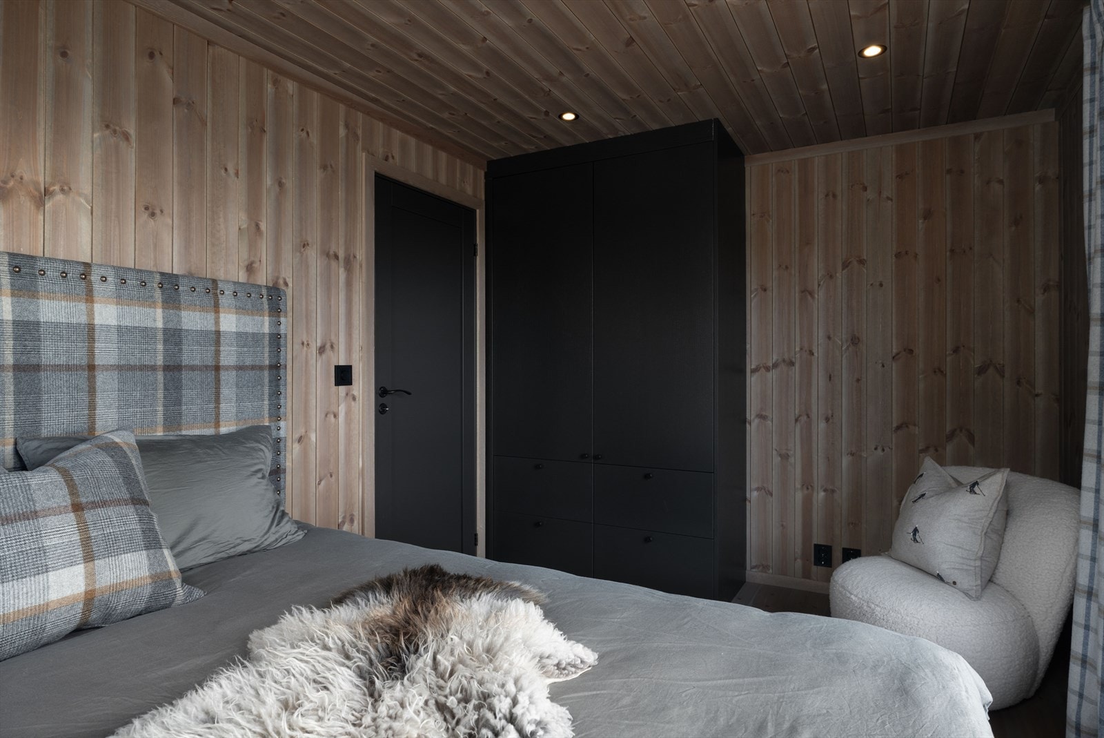 Hovedsoverommet har plassbygd dobbeltseng og garderobeskap. Galleribilde