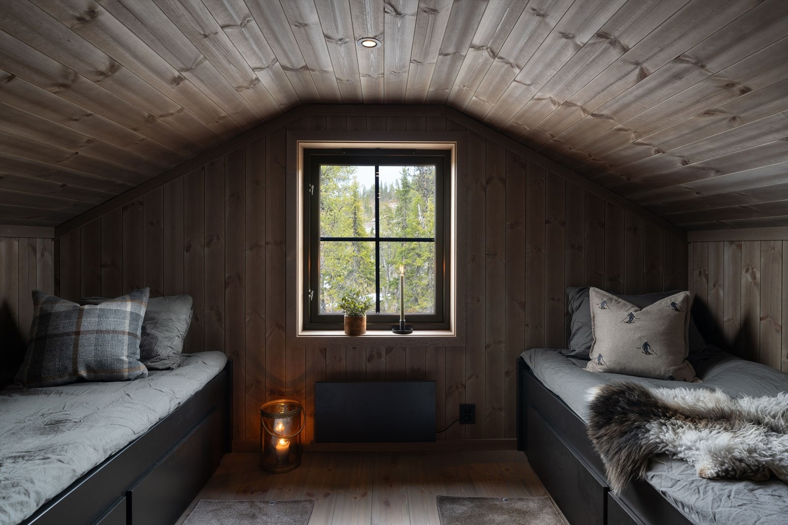 Hemsrom innredet med plassbygde senger. Interessenter bes merke seg at hemsrom i byggesak m kommunen ikke er søkt og godkjent brukt som soverom/rom for varig opphold, samt at takhøyden rett under 190 cm ikke regnes som målbart areal. Galleribilde