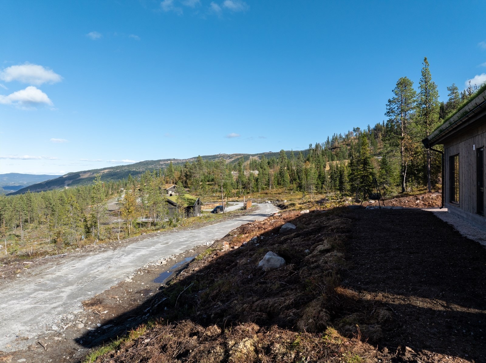 På sommerstid byr området på nydelig fjellturterreng med merkede turstier, fiske i flere ørretvann og gode sykkelmuligheter. Galleribilde