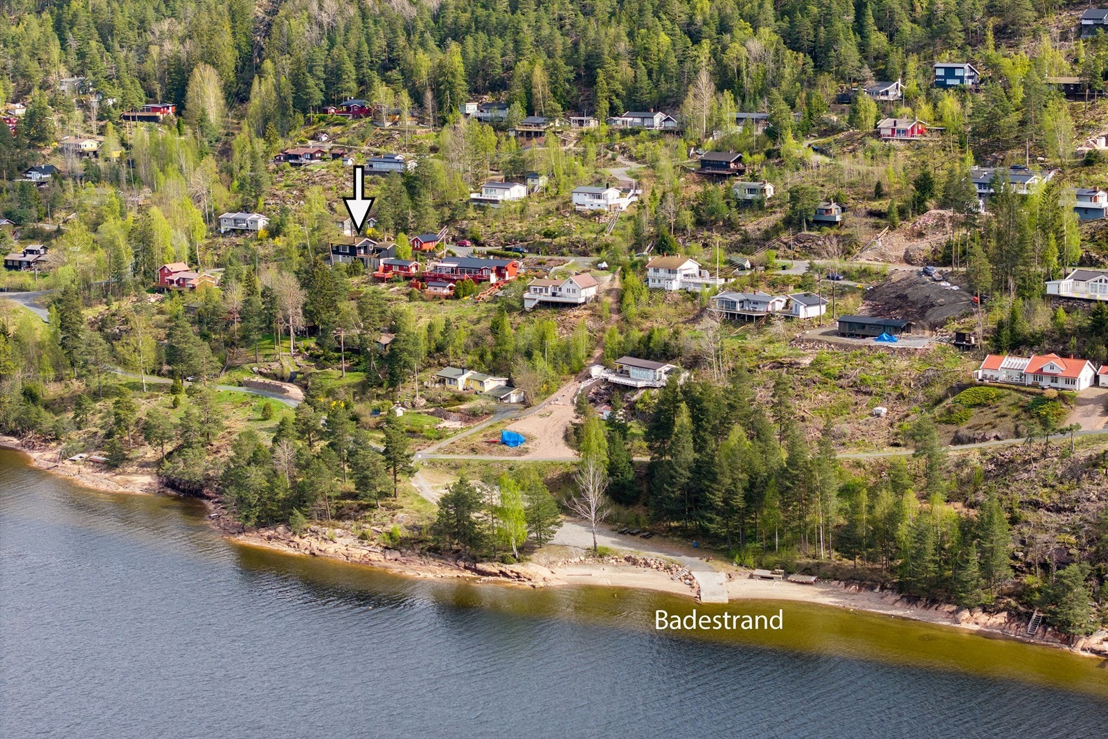 Kort spasertur fra hytta og ned til sandstrand og fjorden Galleribilde