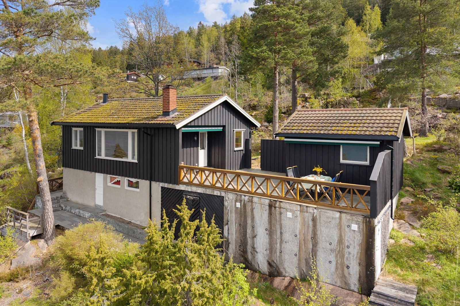 Hytta kan også by på et anneks med ekstra soveplasser samt en romslig og skjermet terrasse med fantastisk fjordutsikt Galleribilde