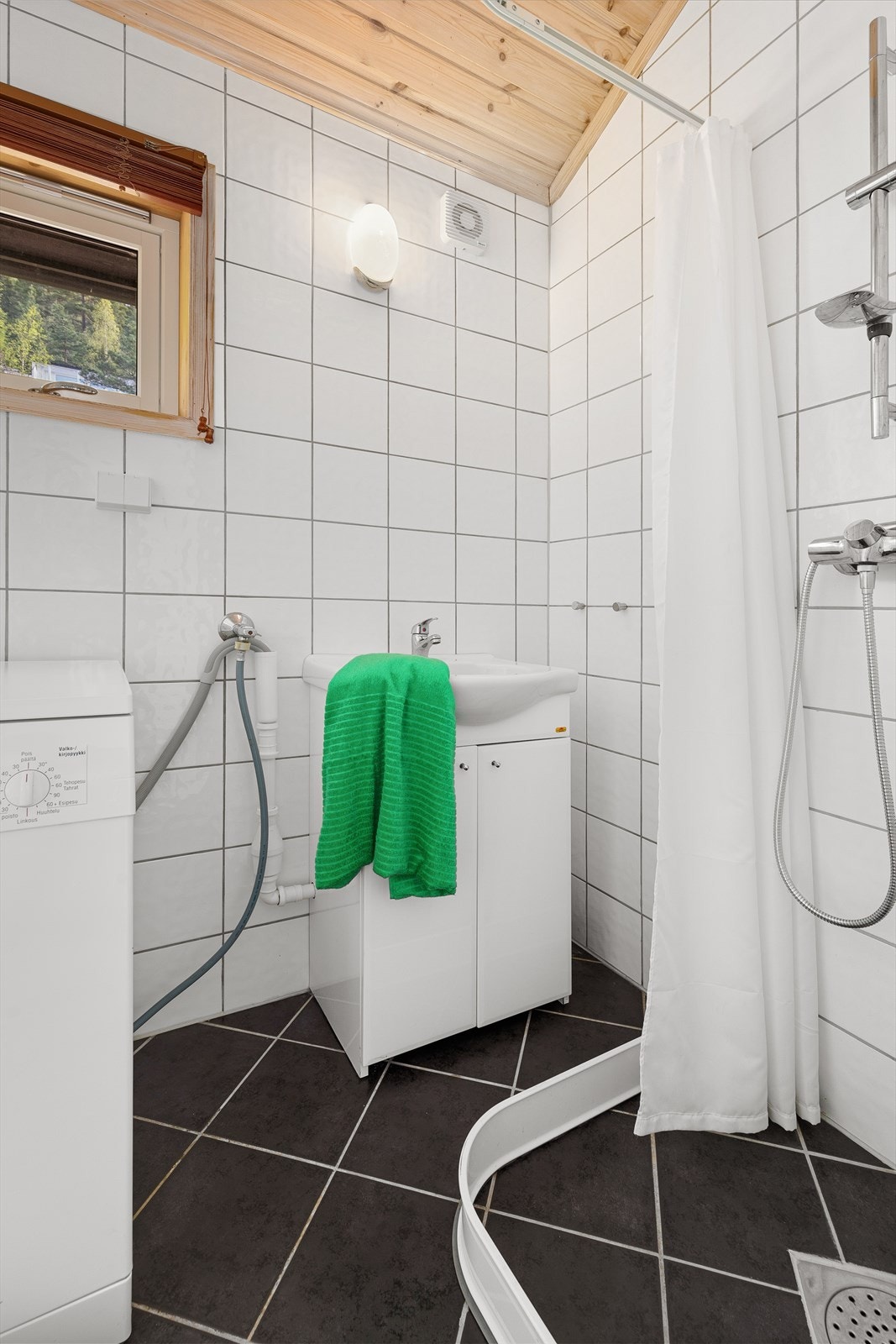 Flislagt bad med gulvvarme. Badet er byggemeldt som bod i byggetegninger og er ikke godkjent Galleribilde