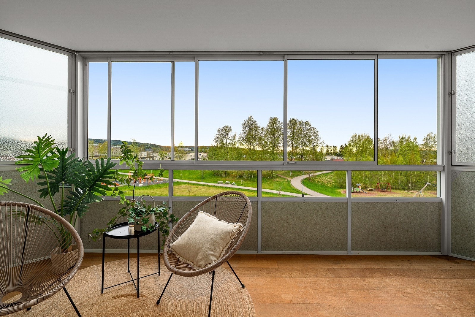 Det er flott utsikt fra innglasset veranda! Galleribilde