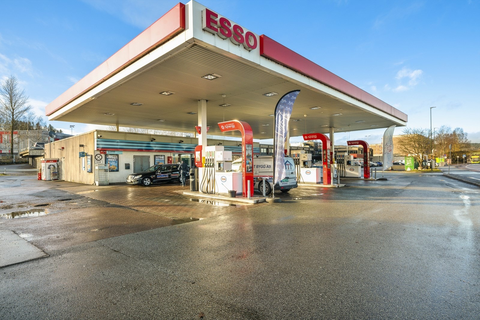 Bensinstasjon med vaskehall og minibank ligger rett ved Skjetten Senter! Galleribilde