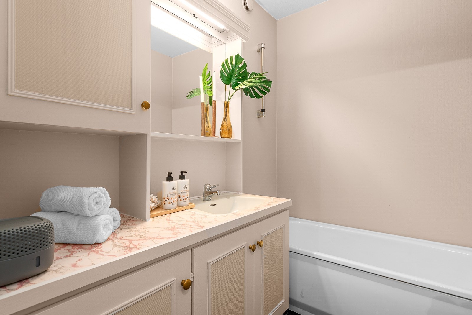 Innredning består av badekar og servantskap med nedfelt servant og underskap! Galleribilde