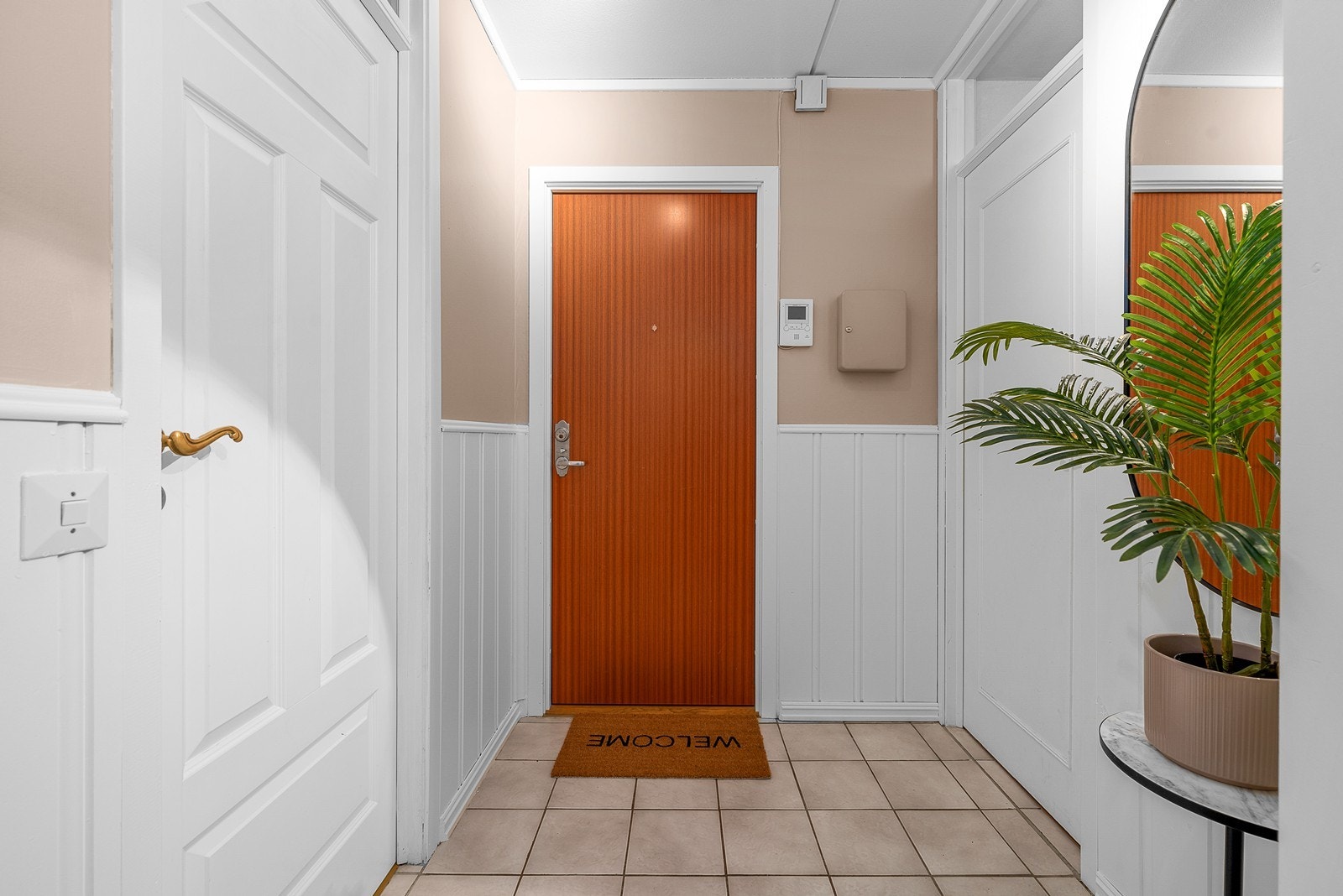 Entreen fungerer som et praktisk knutepunkt for rommene i leiligheten! Galleribilde