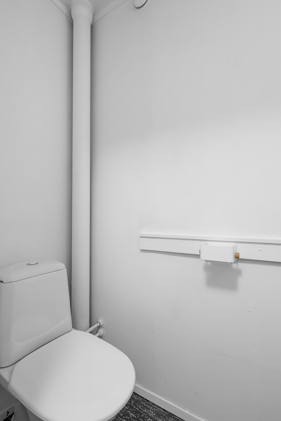 Frittstående toalett i toalettrommet. Borettslaget skal utføre arbeid med nye våtrom og rørfornying i hele borettslaget i løpet av 2025/2026. Det anbefales derfor å sette seg godt inn i planleggingen av dette! Galleribilde