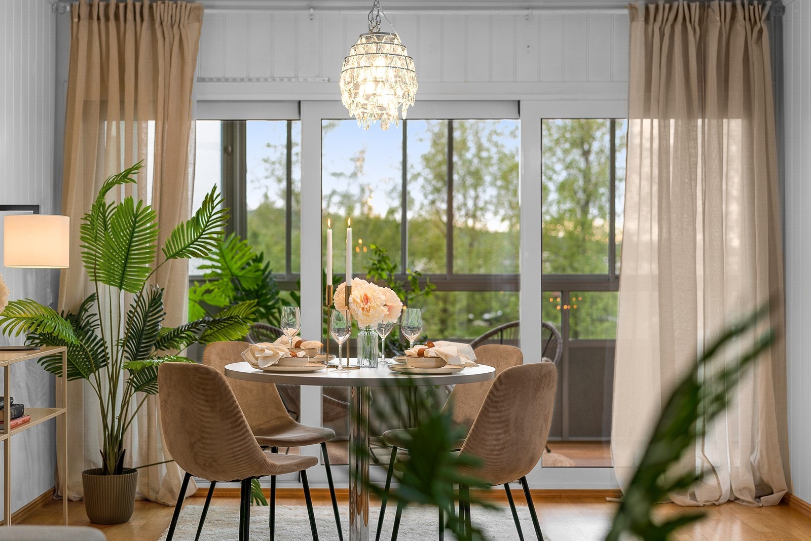 Praktisk plass for spisebord, hvor man kan samle venner og familie ved sosiale anledninger! Galleribilde