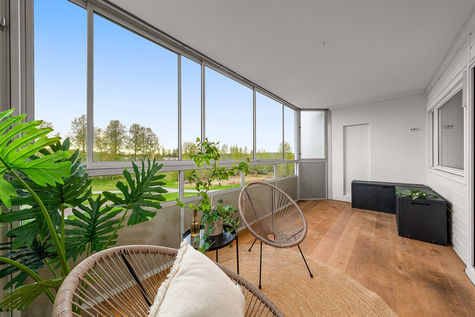 Denne plassen blir som et ekstra rom store deler av året. På verandaen er det god plass til utemøbler, øvrig møblement, grill og evt. blomster! Galleribilde