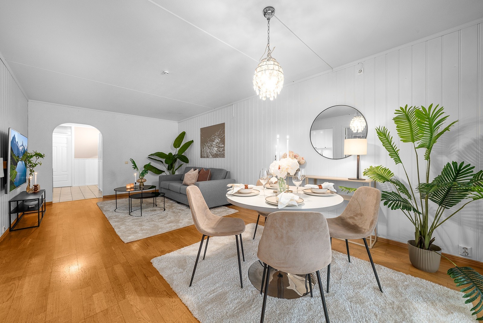 Lys og trivelig stue med god plass til sofaløsning og tilhørende møblement! Galleribilde