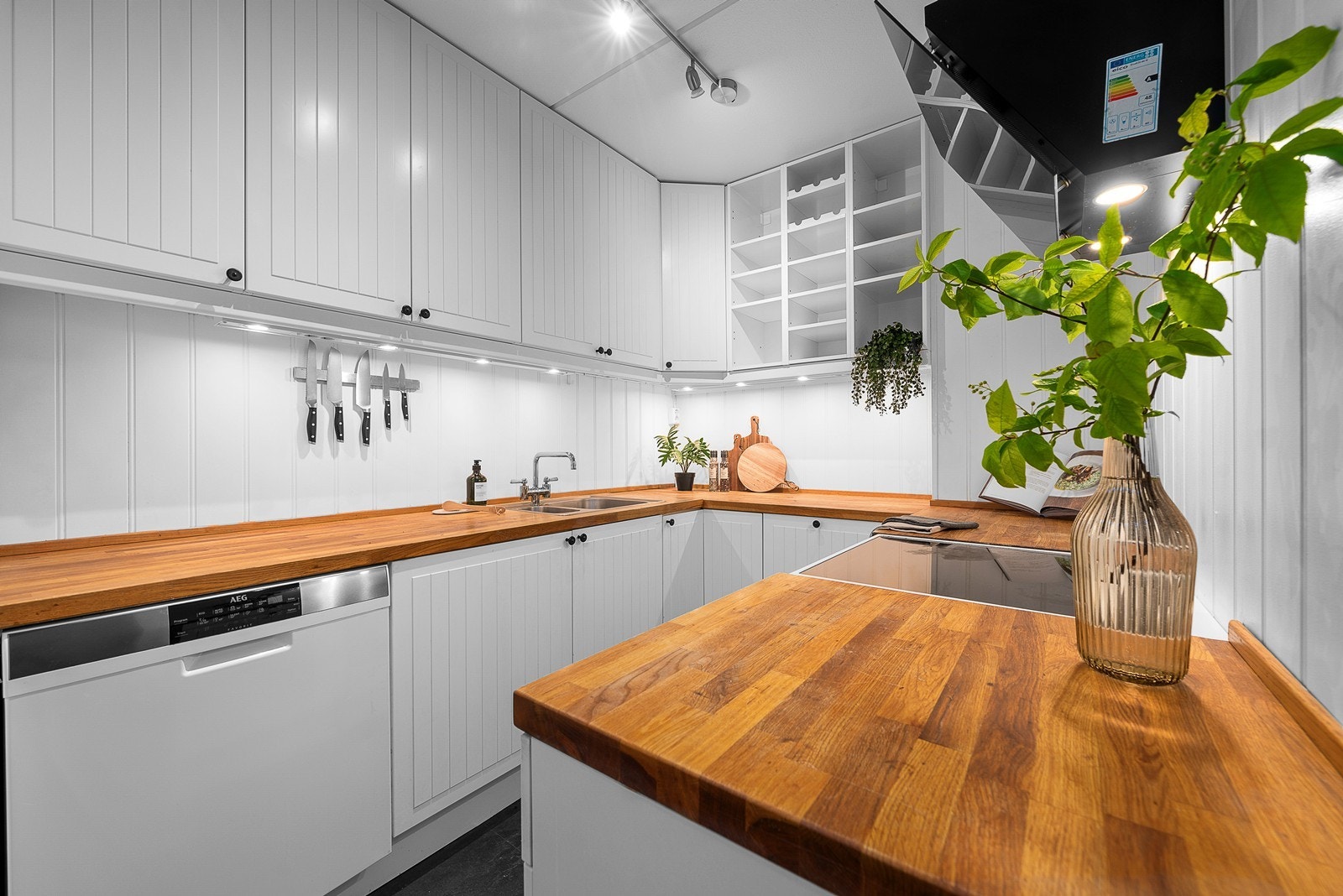 Kjøkkeninnredning fremstår funksjonell med bruksslitasje og skader. Innredning består av profilerte fronter, heltre benkeplate, nedfelt oppvaskkum og 2-greps blandebatteri. Frittstående kjøl/frys, oppvaskmaskin og komfyr. Oppvaskmaskin i rommet medfølger! Galleribilde