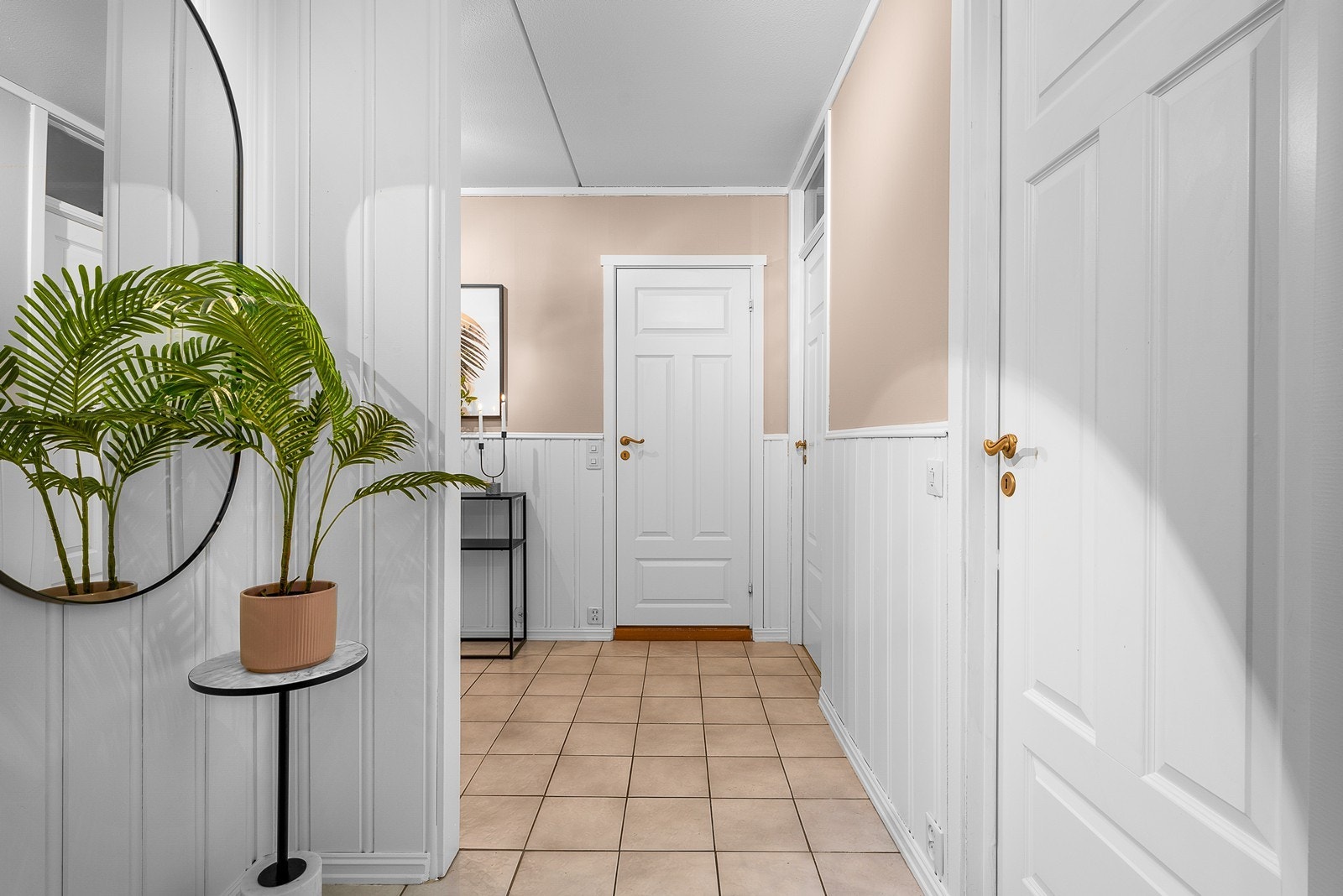 Lys entre med flislagt gulv! Galleribilde