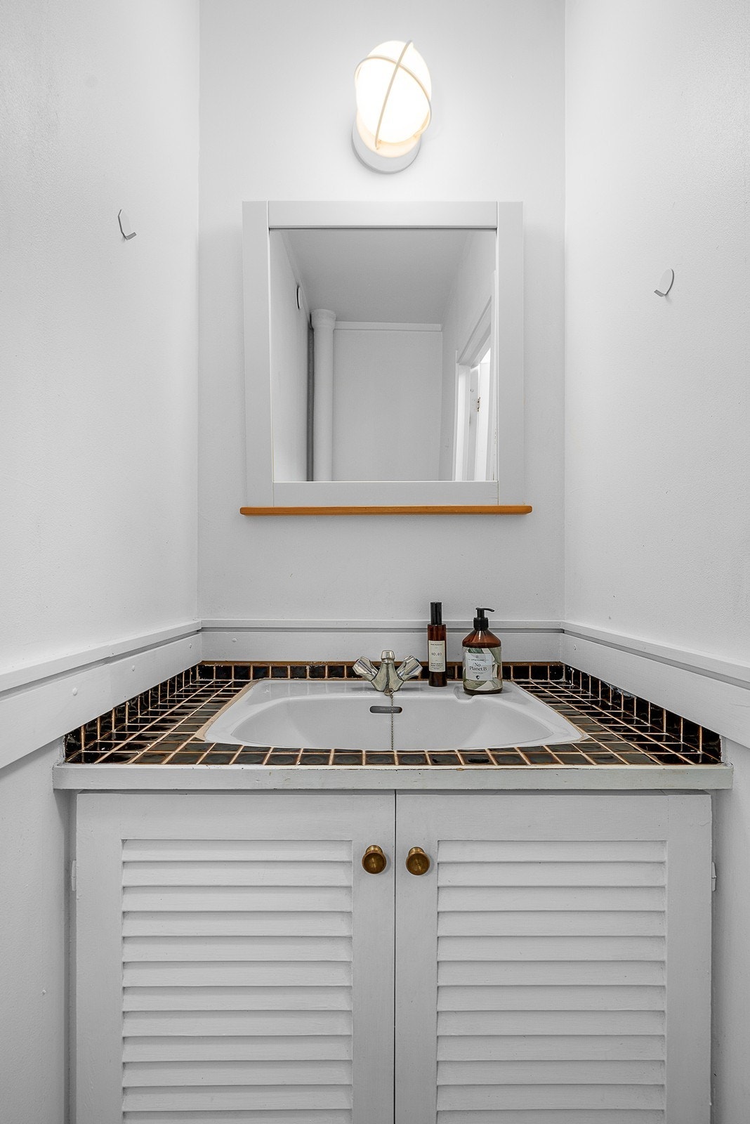 Nedfelt servant med skap under i toalettrom! Galleribilde