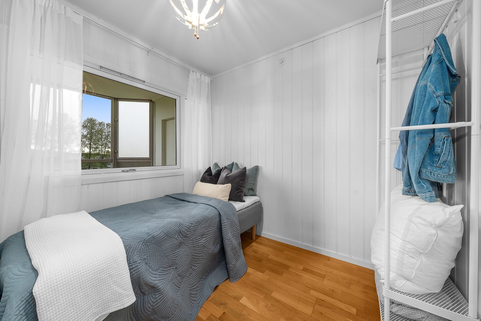 Parkett på gulv i dette rommet med adgang fra stuen som er etablert av nåværende eier, malt panel på vegger og malt himling! Galleribilde