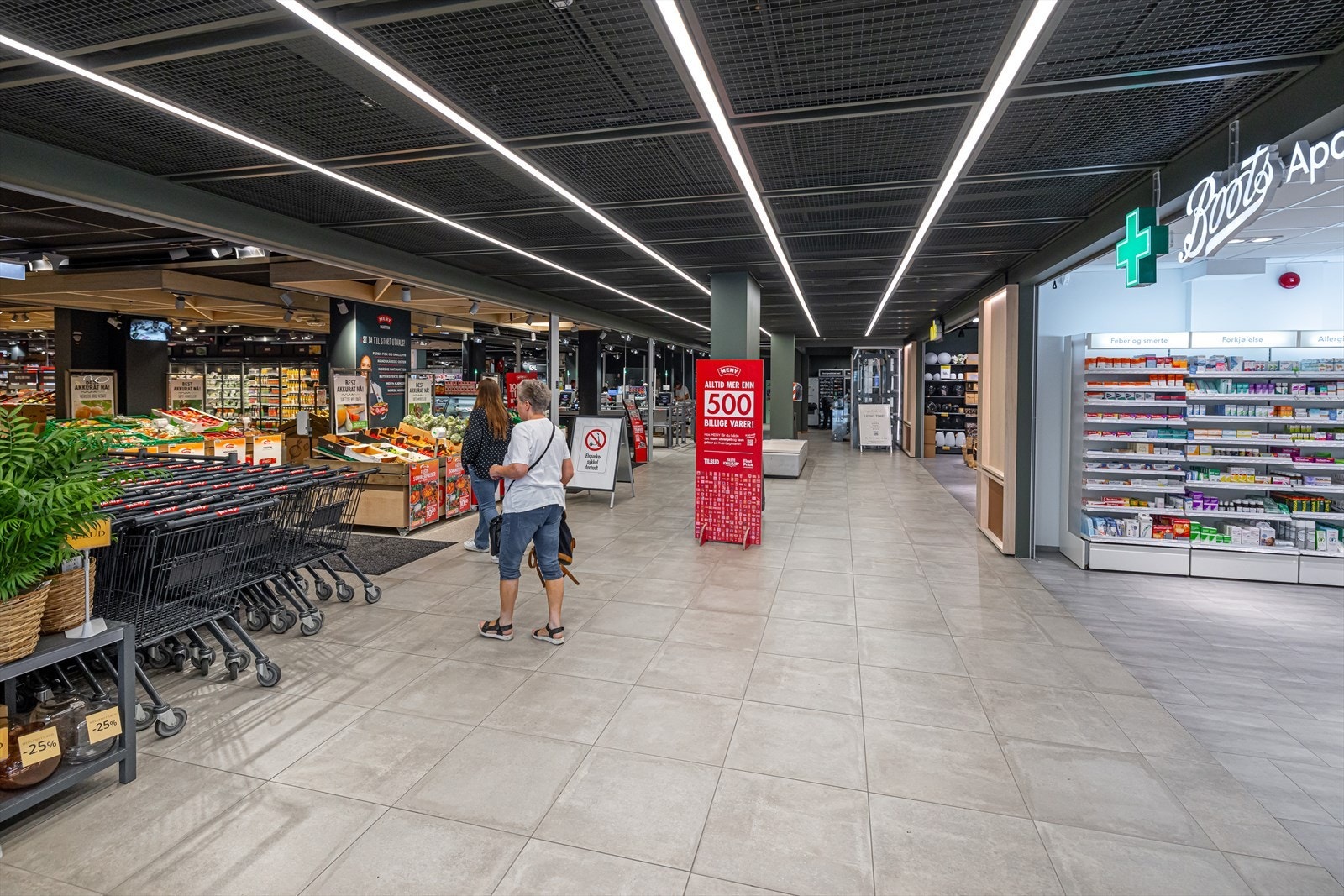 Skjetten Senter med bl.a. Meny og apotek! Galleribilde