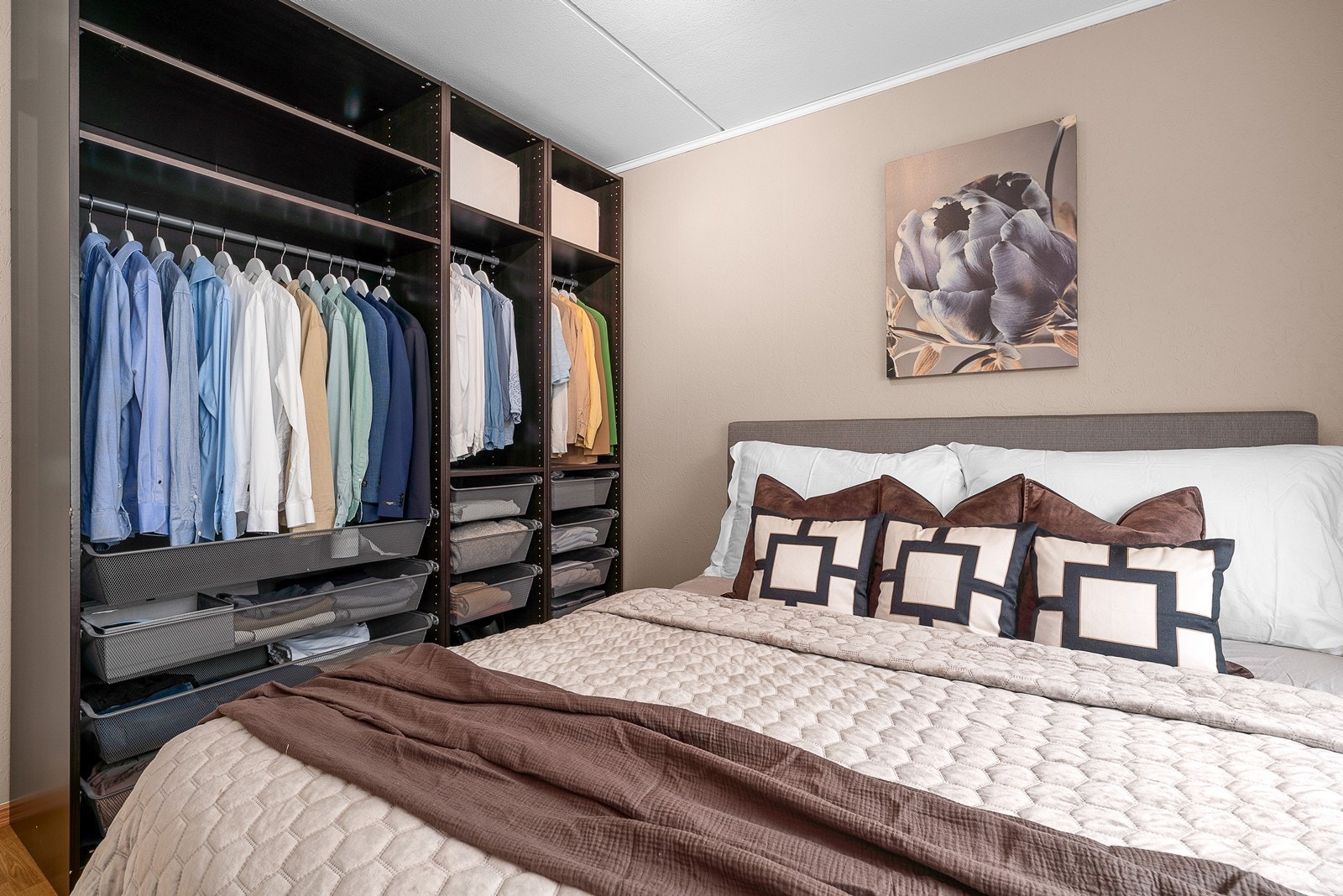 Hovedsoverommet er større med laminatgulv, malt tapet på vegger og malt himling. Garderobeskapet i rommet medfølger! Galleribilde