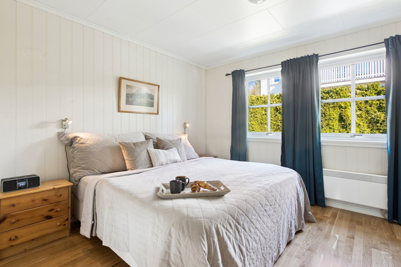 Romslig hovedsoverom med plass til dobbeltseng og skyvedørsgarderobe. Galleribilde