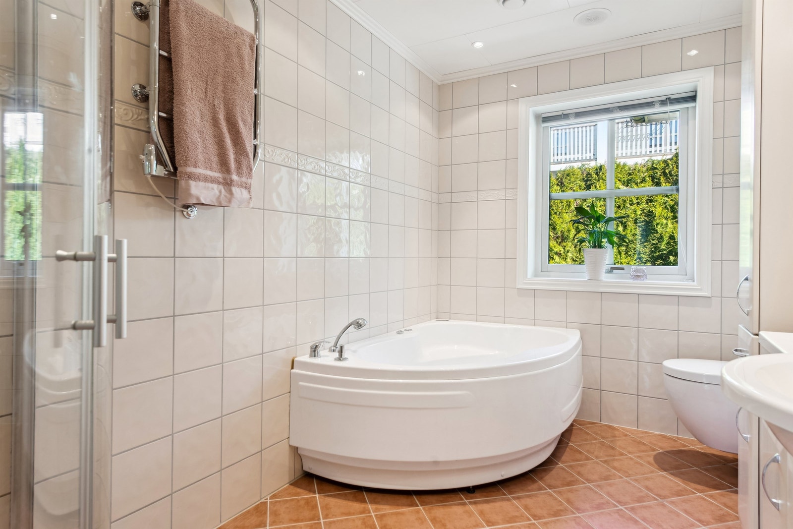 Badet har også et avslappende hjørnebadekar. Galleribilde