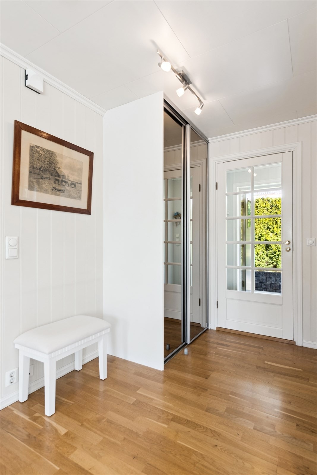 Innenfor entréen finner vi en praktisk skyvedørsgarderobe. Galleribilde