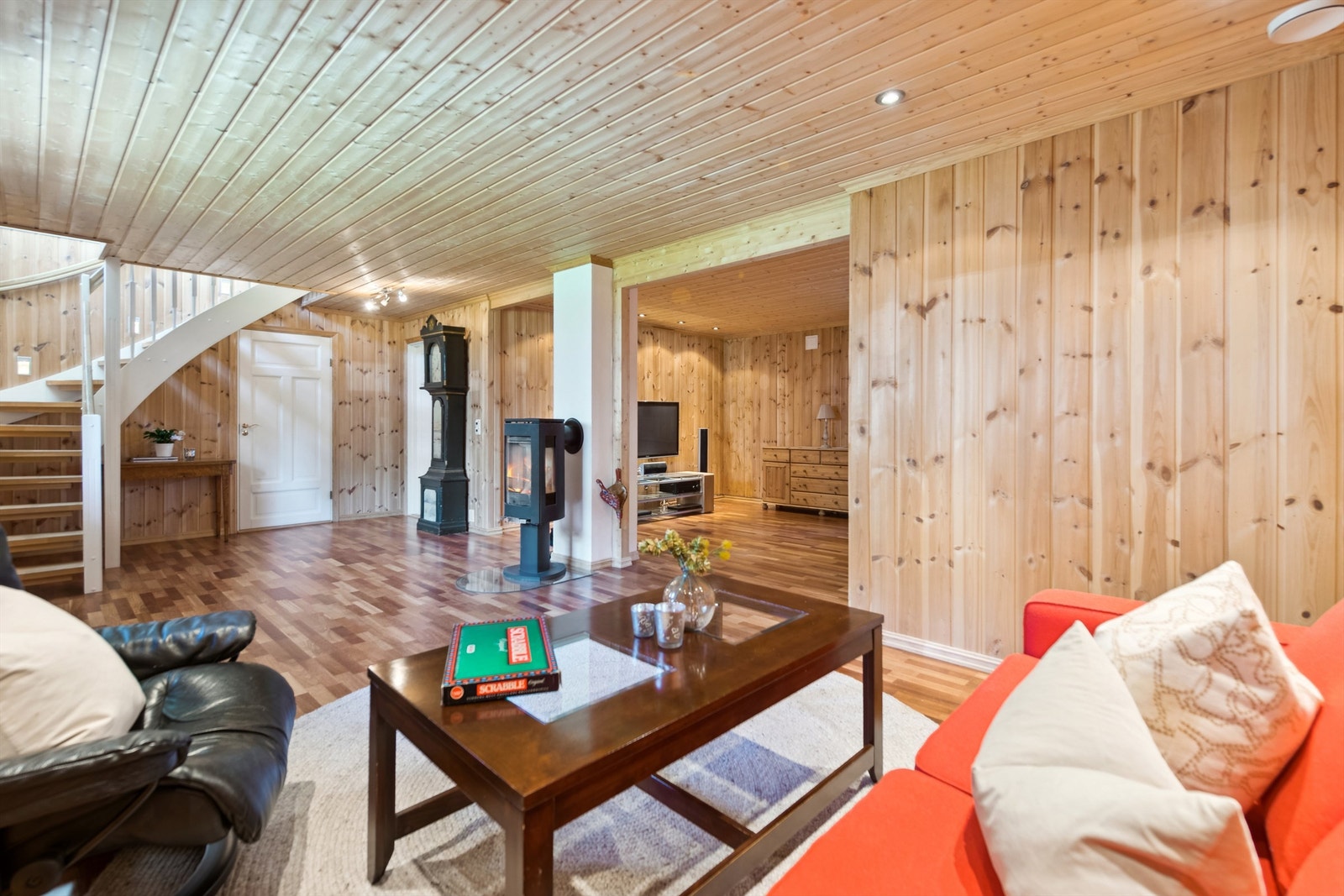 Kjelleretasjen består av vaskerom/bad, bod, soverom og et stort innredet kjellerrom med peisovn som gir både varme og hygge. Det innredede kjellerrommet er ikke godkjent til varig opphold. Galleribilde