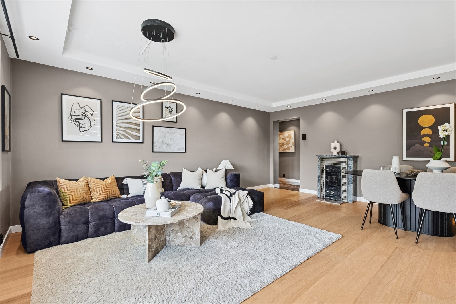 I stuen er det montert en vedovn for hygge og kos på kalde dager. Galleribilde