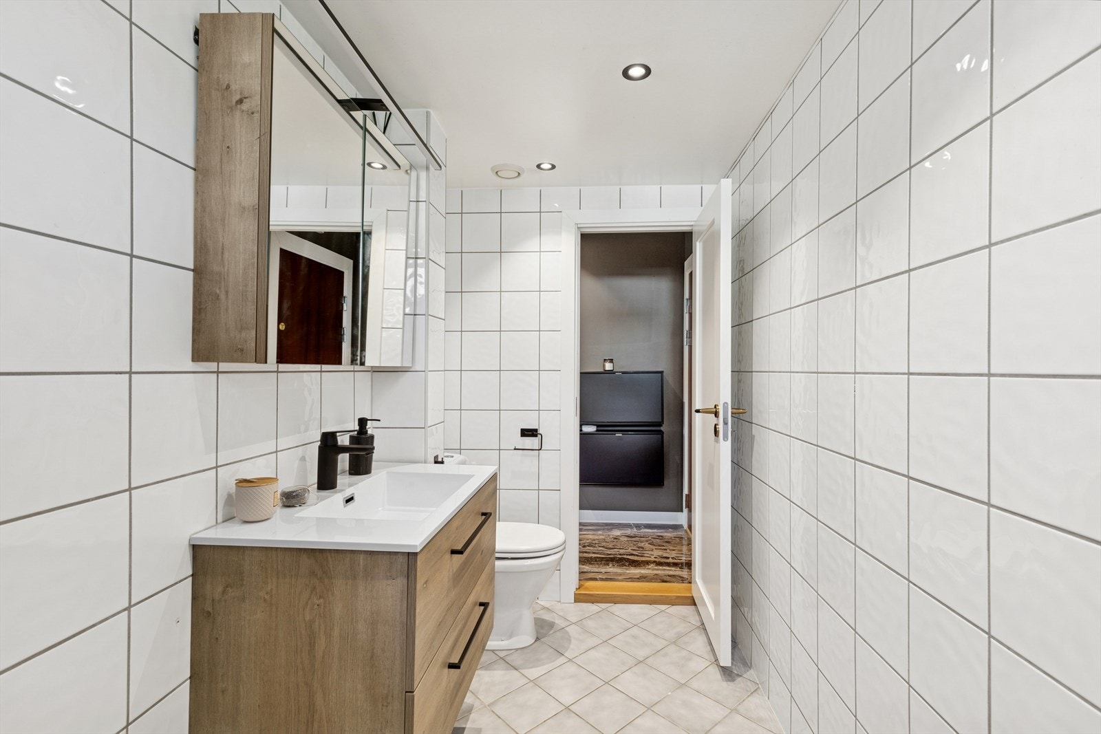 Naturlig ventilering sørger for et godt inneklima, og en panelovn gir behagelig varme. Downlights i himling som gir rommet et behagelig lys. Galleribilde