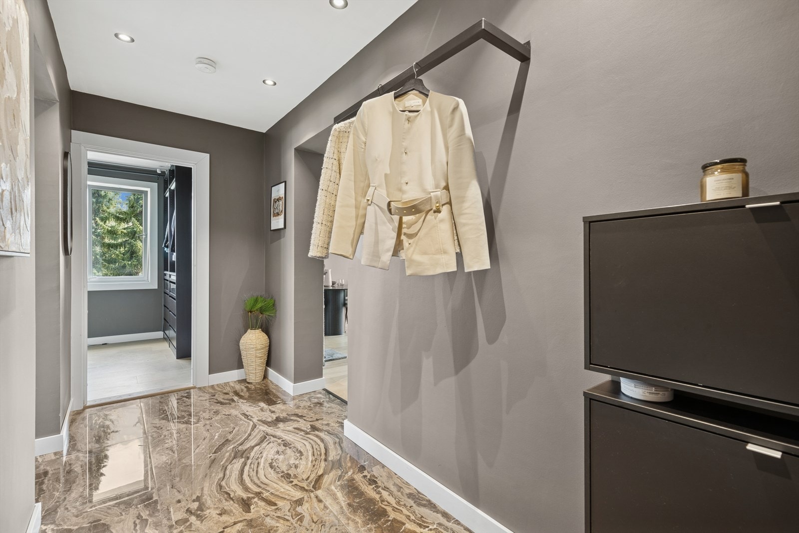 Leiligheten har en romslig entré som har god plass for etablering av praktiske løsninger for oppheng av jakker og sko, noe som bidrar til å holde området ryddig og organisert. Galleribilde