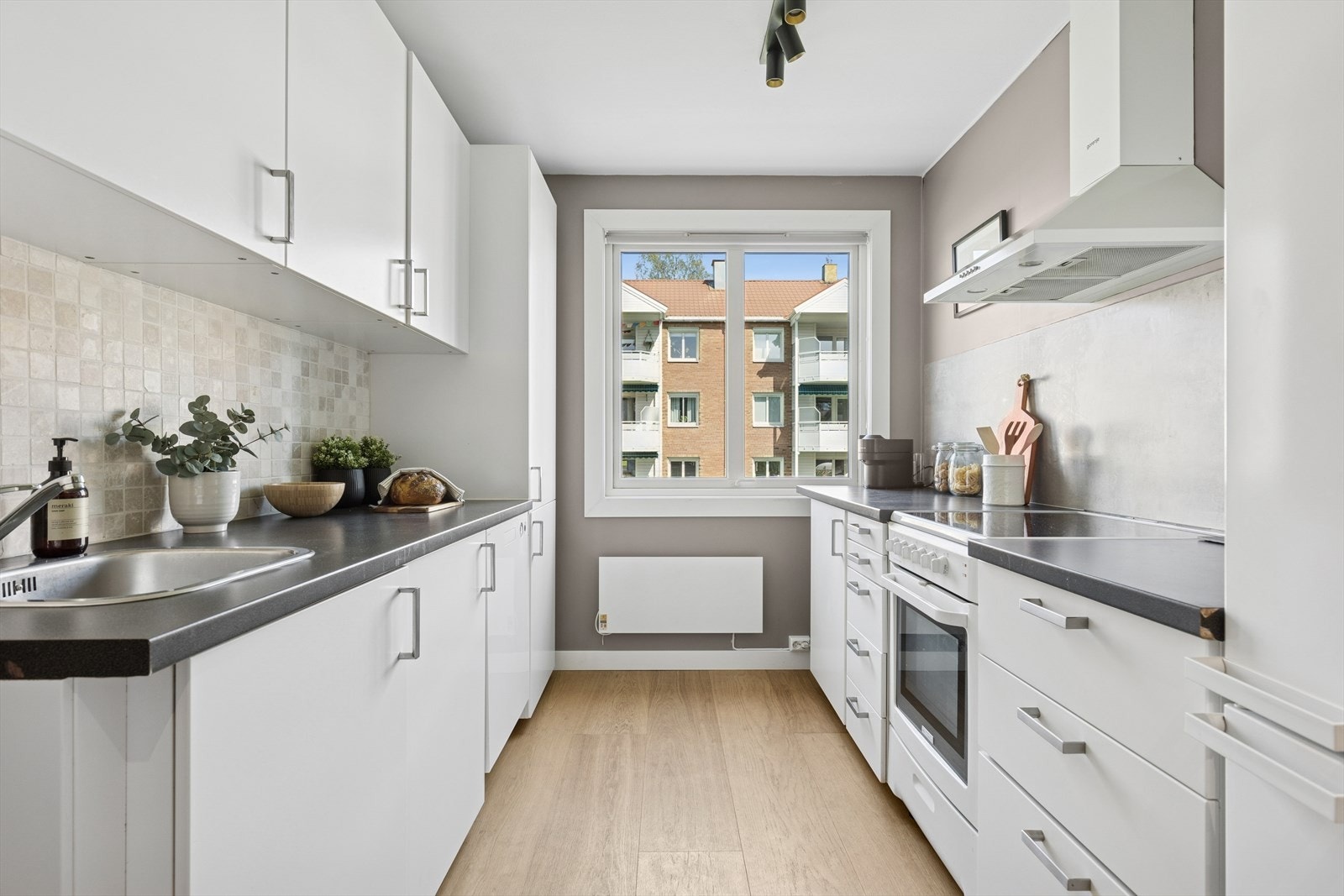 Kjøkkenet ligger adskilt fra øvrige rom noe som er ønsket av de fleste. Galleribilde