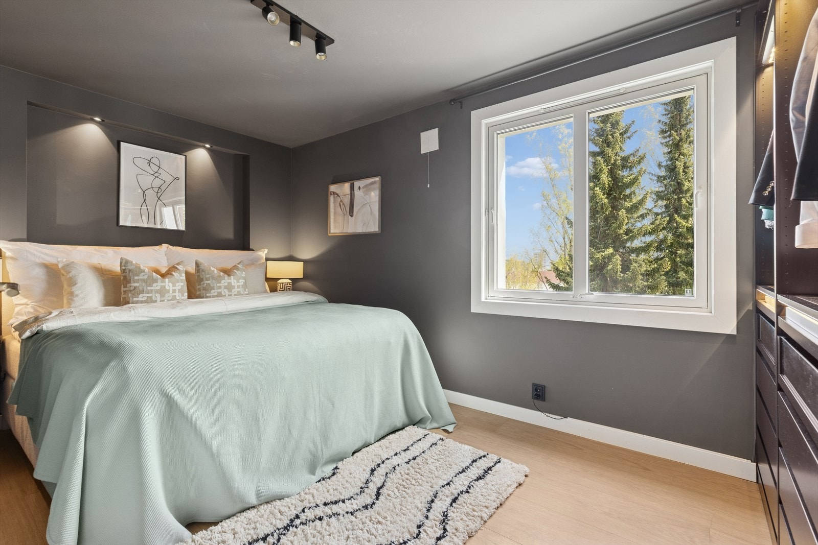 Leiligheten har et stort soverom med gode møbleringsmuligheter. Galleribilde