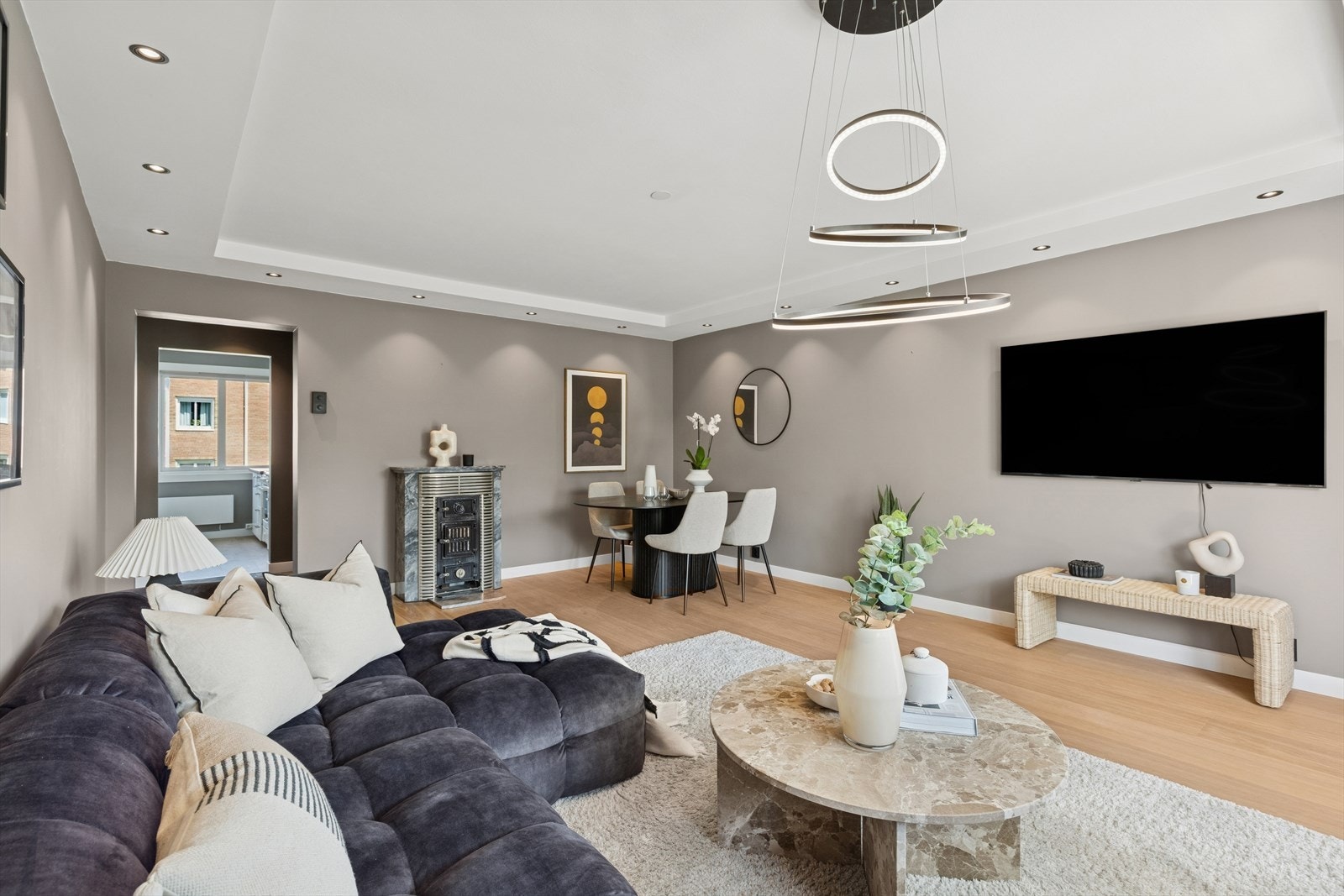 Boligen oppholdsrom er av god størrelse hvor det er lett å dele opp i naturlige soner. Galleribilde