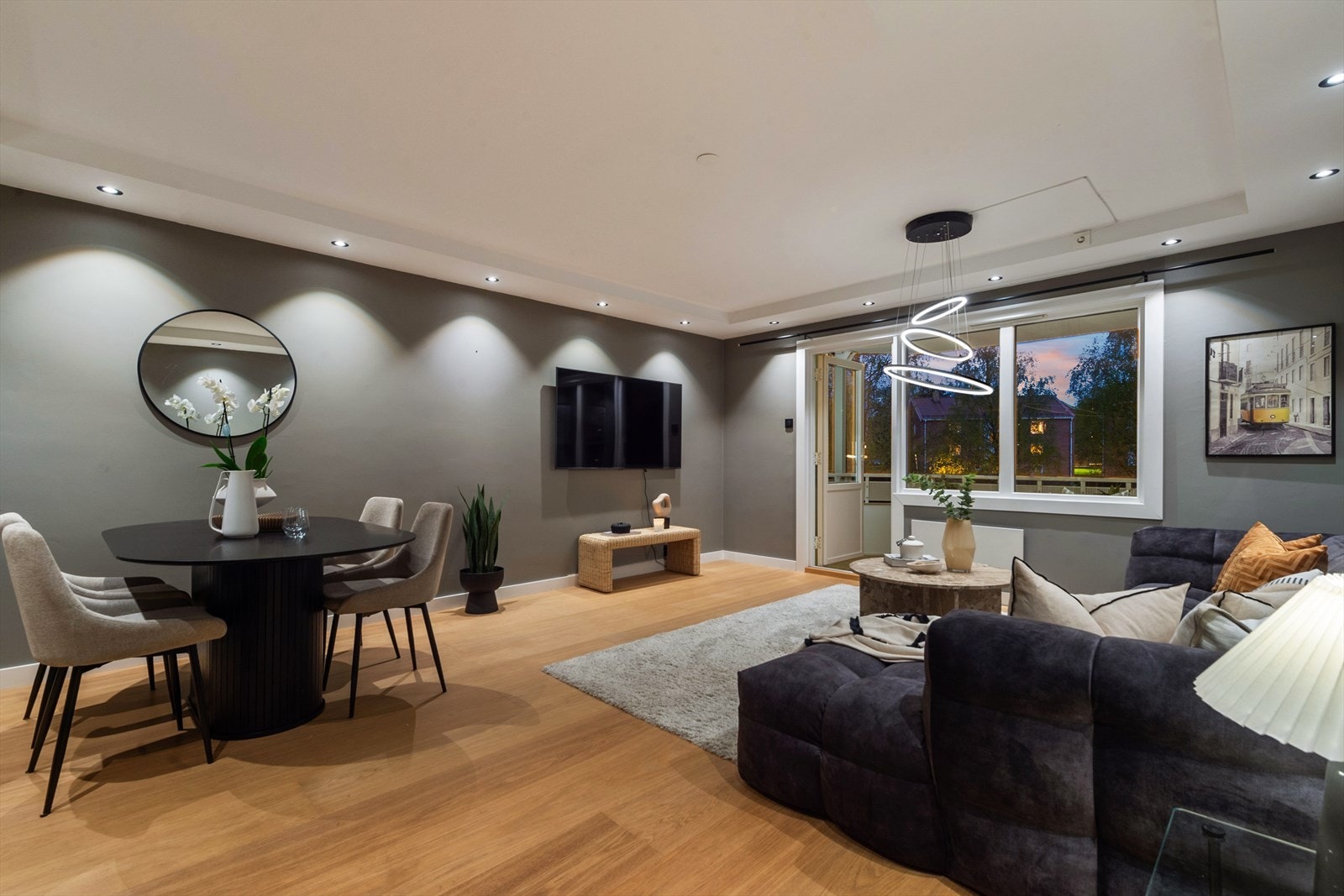 Kveldsbelysningen fremhever stuen som et koselig og innbydende rom. Galleribilde