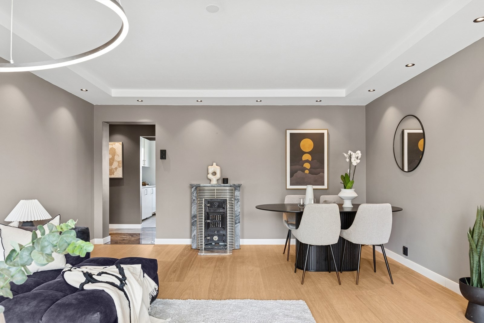 Det er plass til et koselig spisebord, hvor du kan nyte måltidene dine i en hyggelig atmosfære. Galleribilde