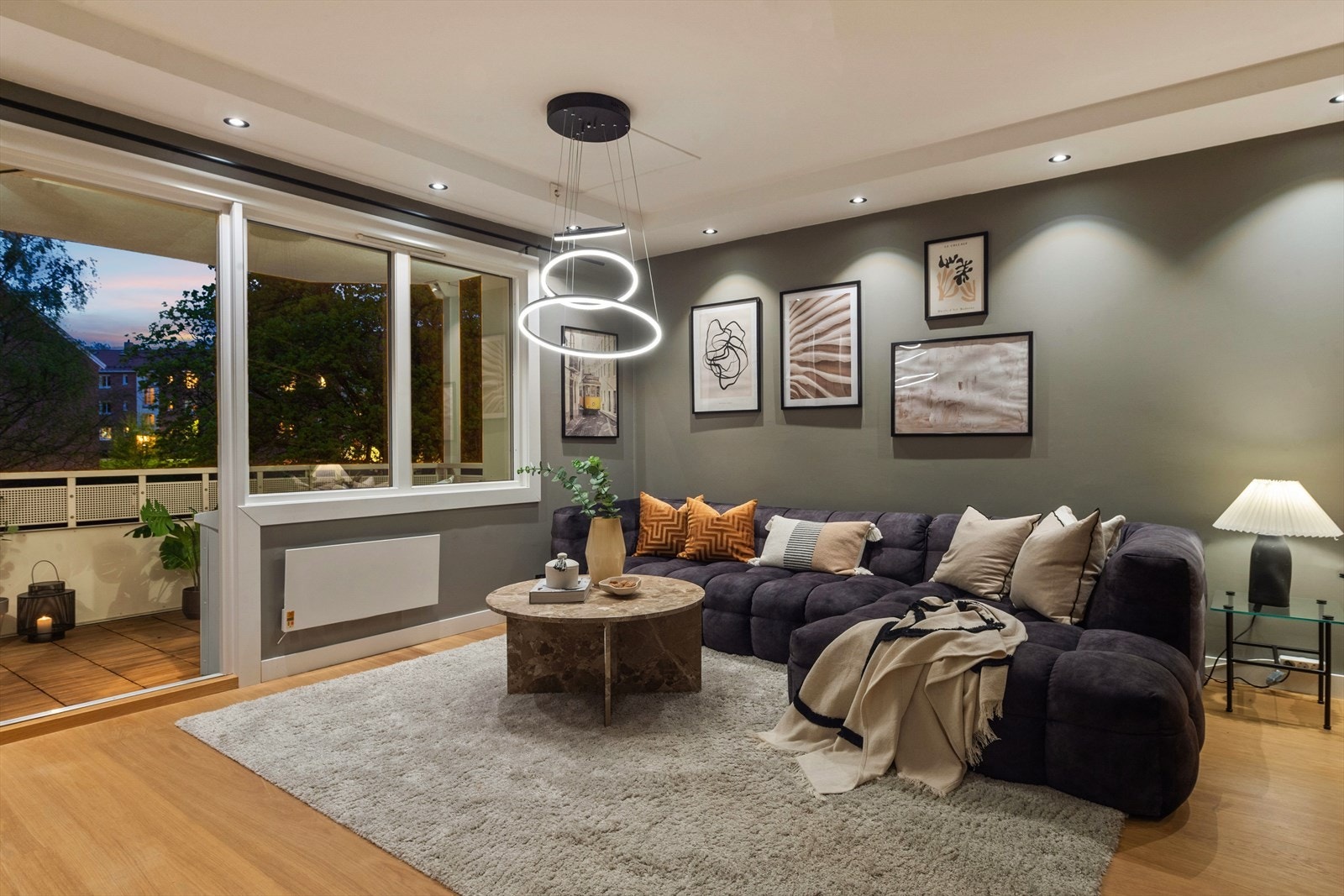 Kveldslys og downlights gir stuen en varm og avslappende atmosfære. Galleribilde