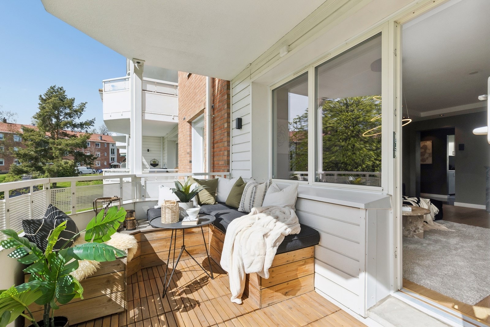 Fra stuen er det utgang til en solrik balkong, hvor du kan nyte frisk luft og utsikt over nærområdet. Galleribilde