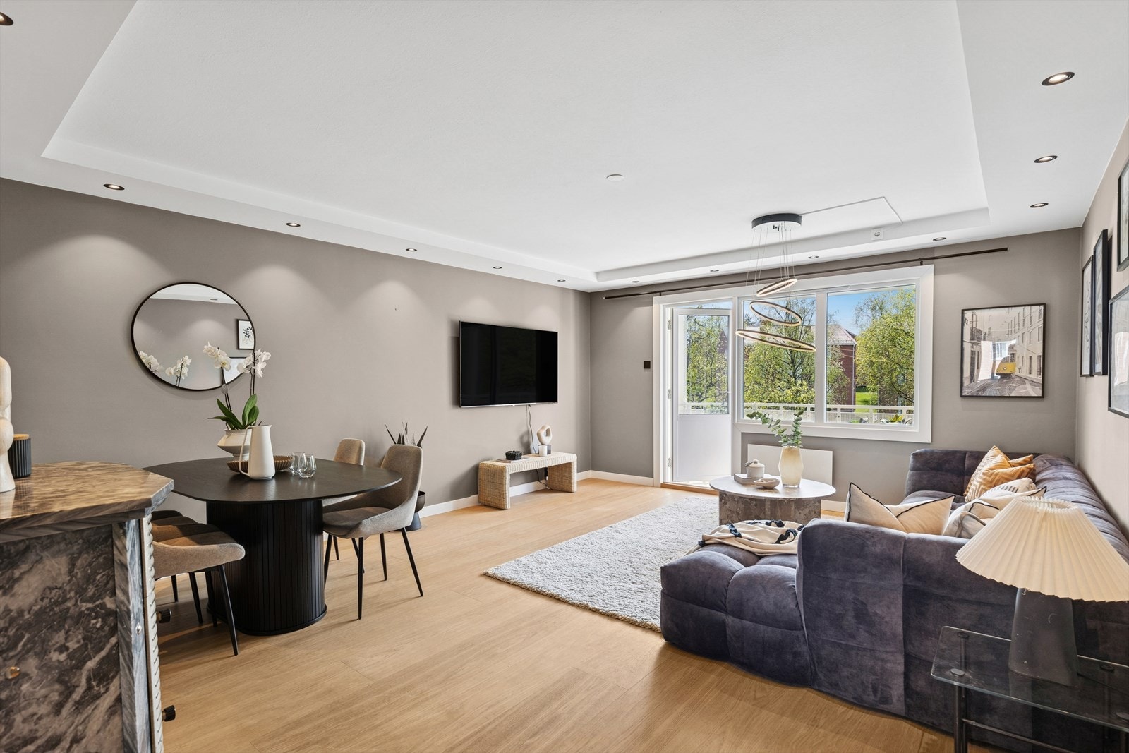 De store vindusflatene inviterer lyset og naturen inn og skaper en hyggelig atmosfære. Galleribilde