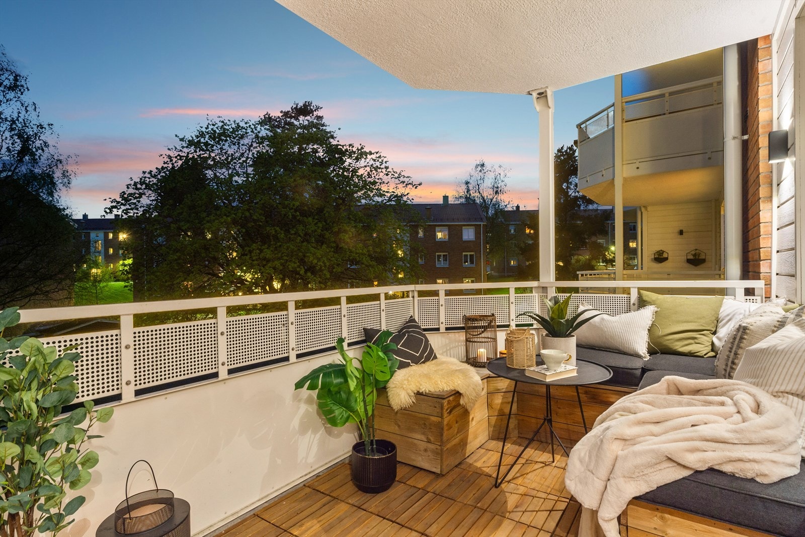 Balkongen byr på stemning og ro i kveldens dempede lys. Galleribilde