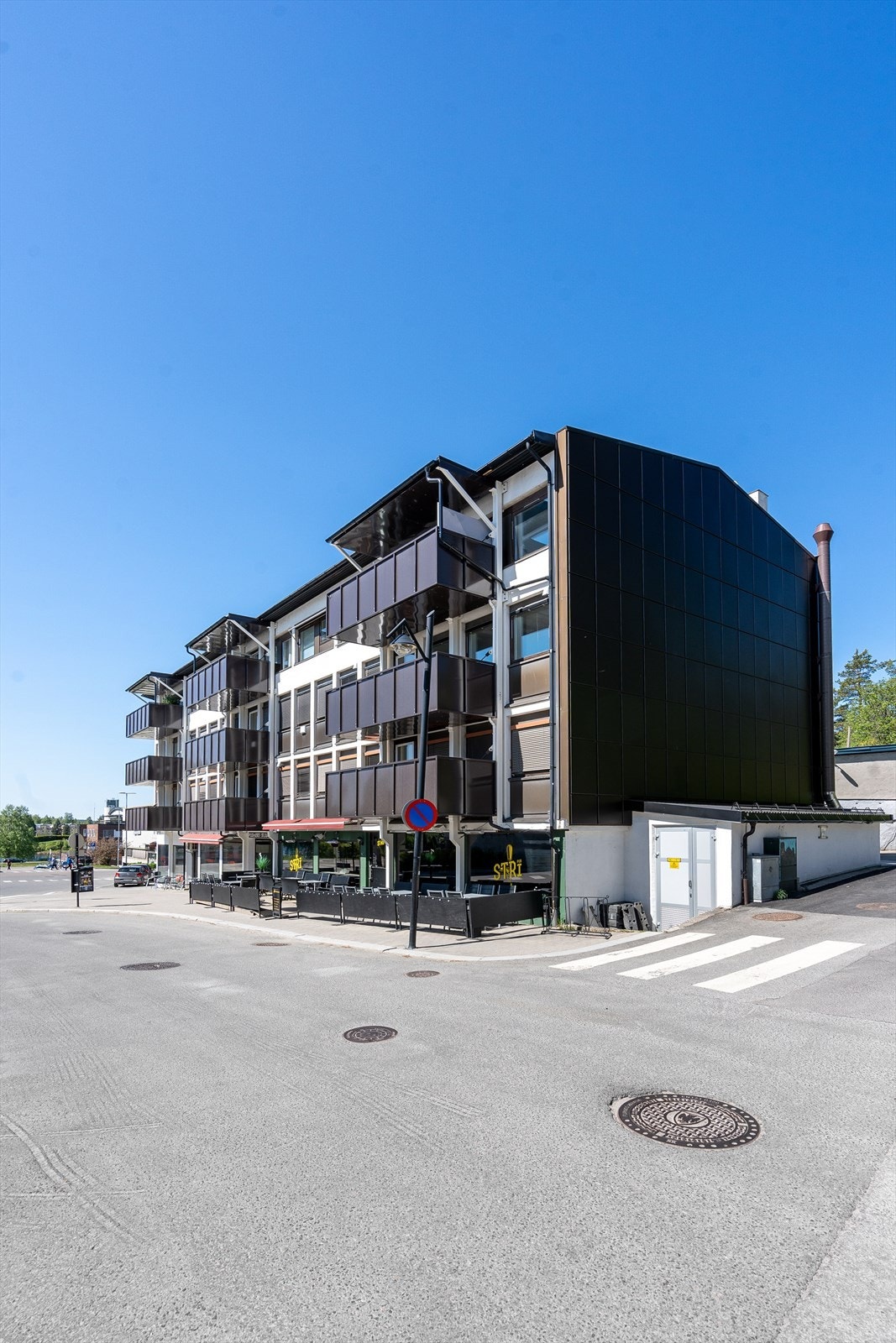 Sameiet har pr. i dag 3 garasjer og flere utvendige parkeringer i bakgården som kan leies. Dette gjelder etter førstemann til mølla prinsippet. Galleribilde