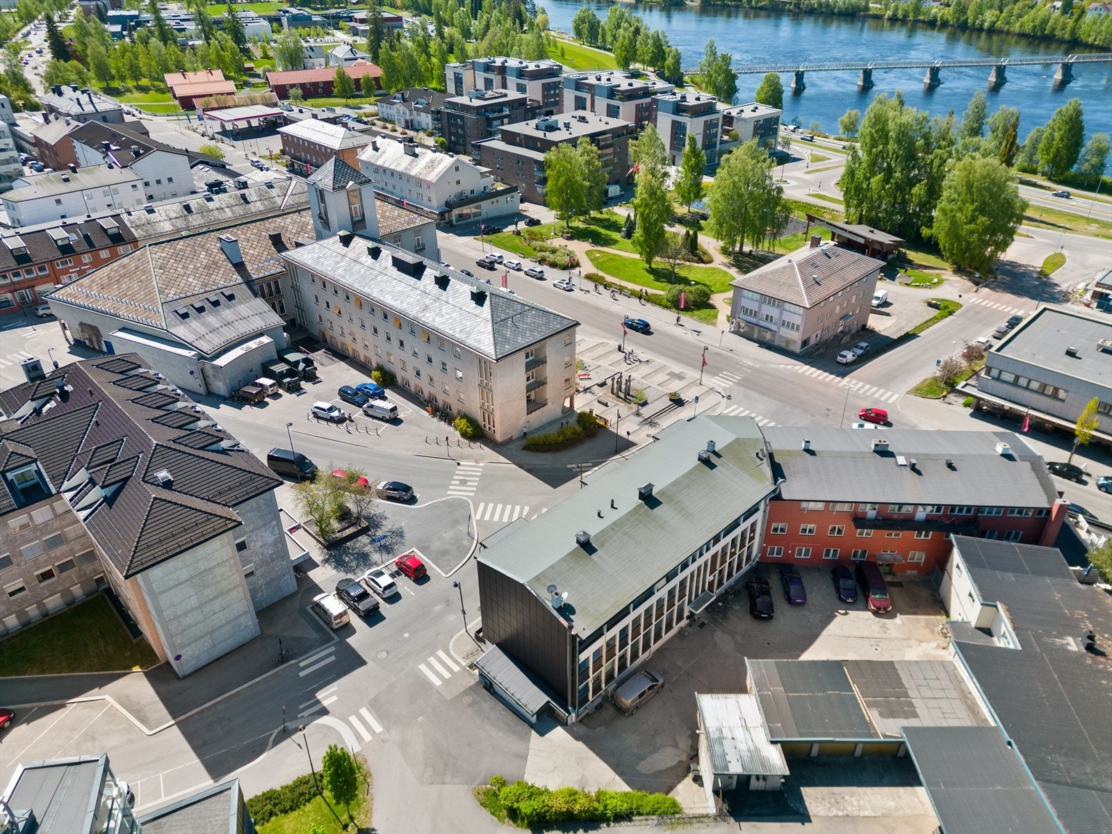 Elverums vakre turområde langs Glomma ligger nærmest rett utenfor døren. Her er det flere sittegrupper langs elven og friområder for både lek og bading. Galleribilde