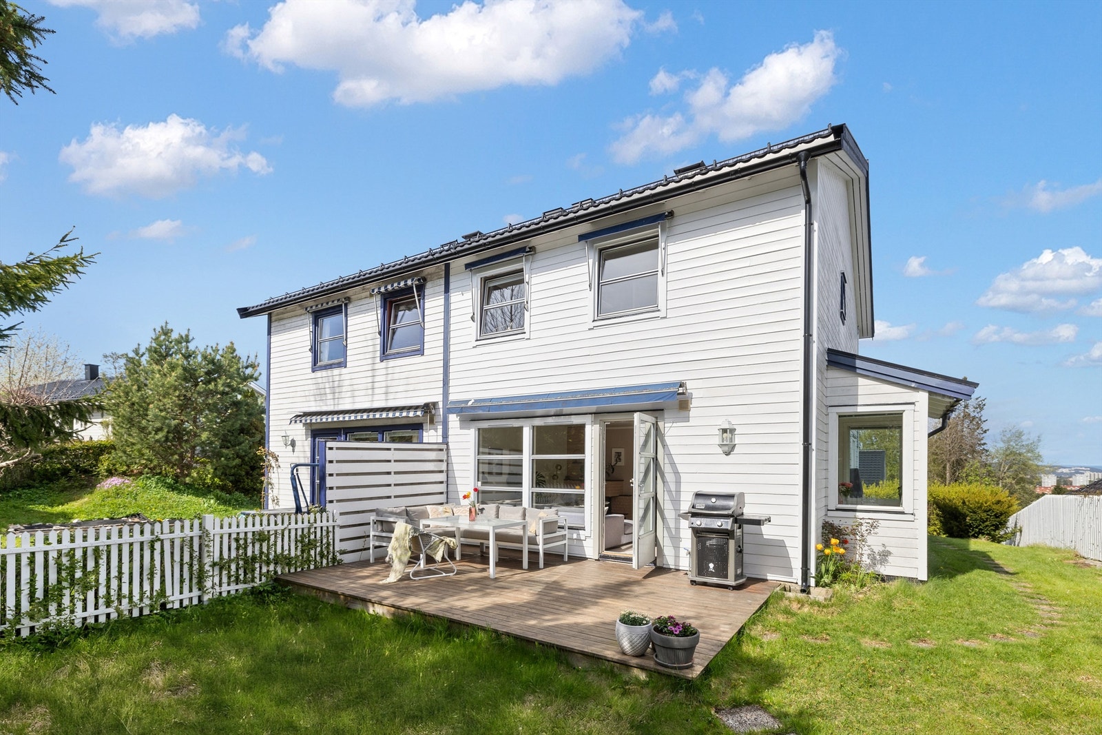Flott uteområde med usjenert terrasse på 20 kvm og hage. Galleribilde