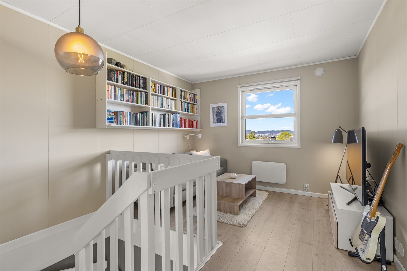 Fra entréen fører trappen deg opp til boligens 2. etasje. Hele etasjen, foruten baderom, har gulv fra 2020. Galleribilde