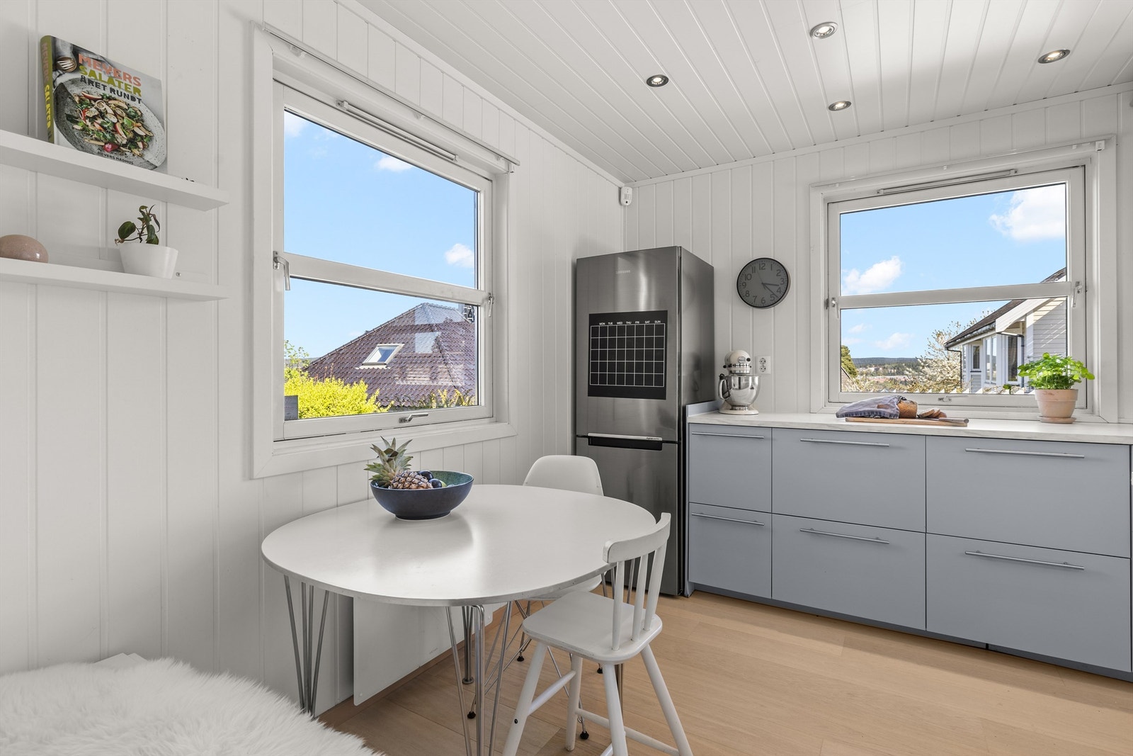 Det er plass til et kjøkkenbord ved det ene vinduet med hyggelig utsyn over hagen. Galleribilde