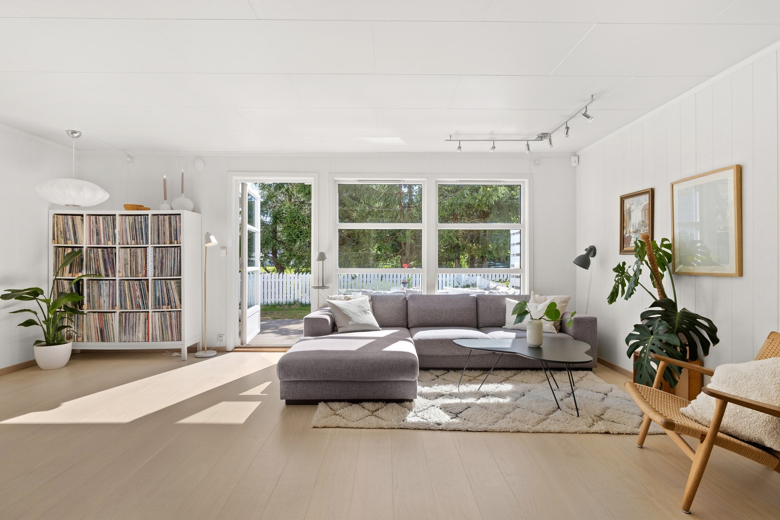 Store vindusflater som fanger lys fra to himmelretninger sørger for at rommet bades i naturlig lys. Galleribilde