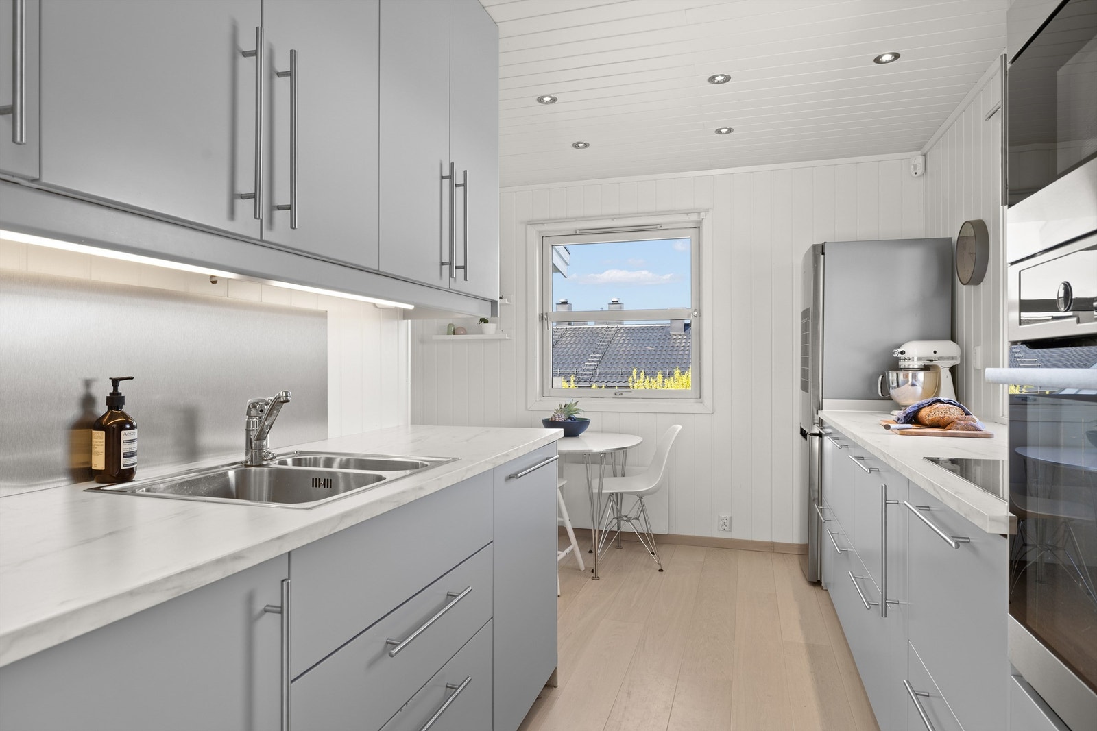 Kjøkkenet fra IKEA, som ble pusset opp i 2016, kombinerer funksjonalitet med estetikk. Galleribilde
