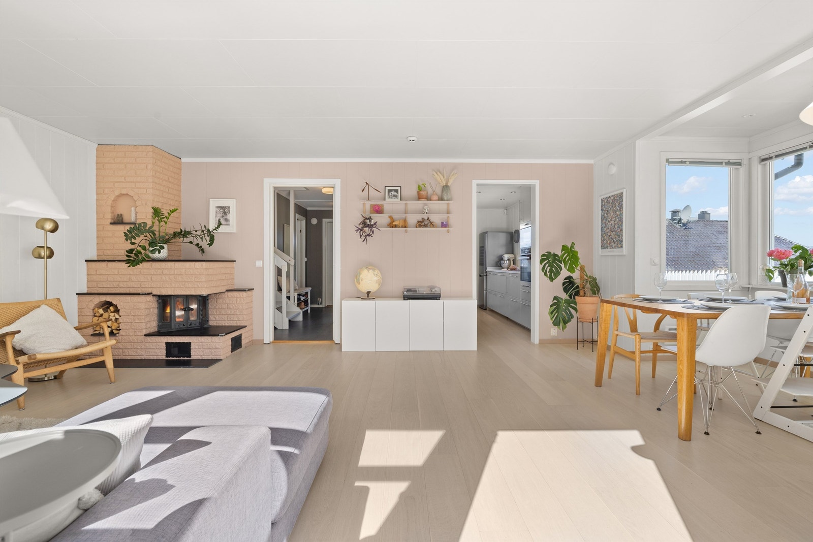 Boligen er skreddersydd for familieliv med en gjennomtenkt og god planløsning over 2 plan. Galleribilde